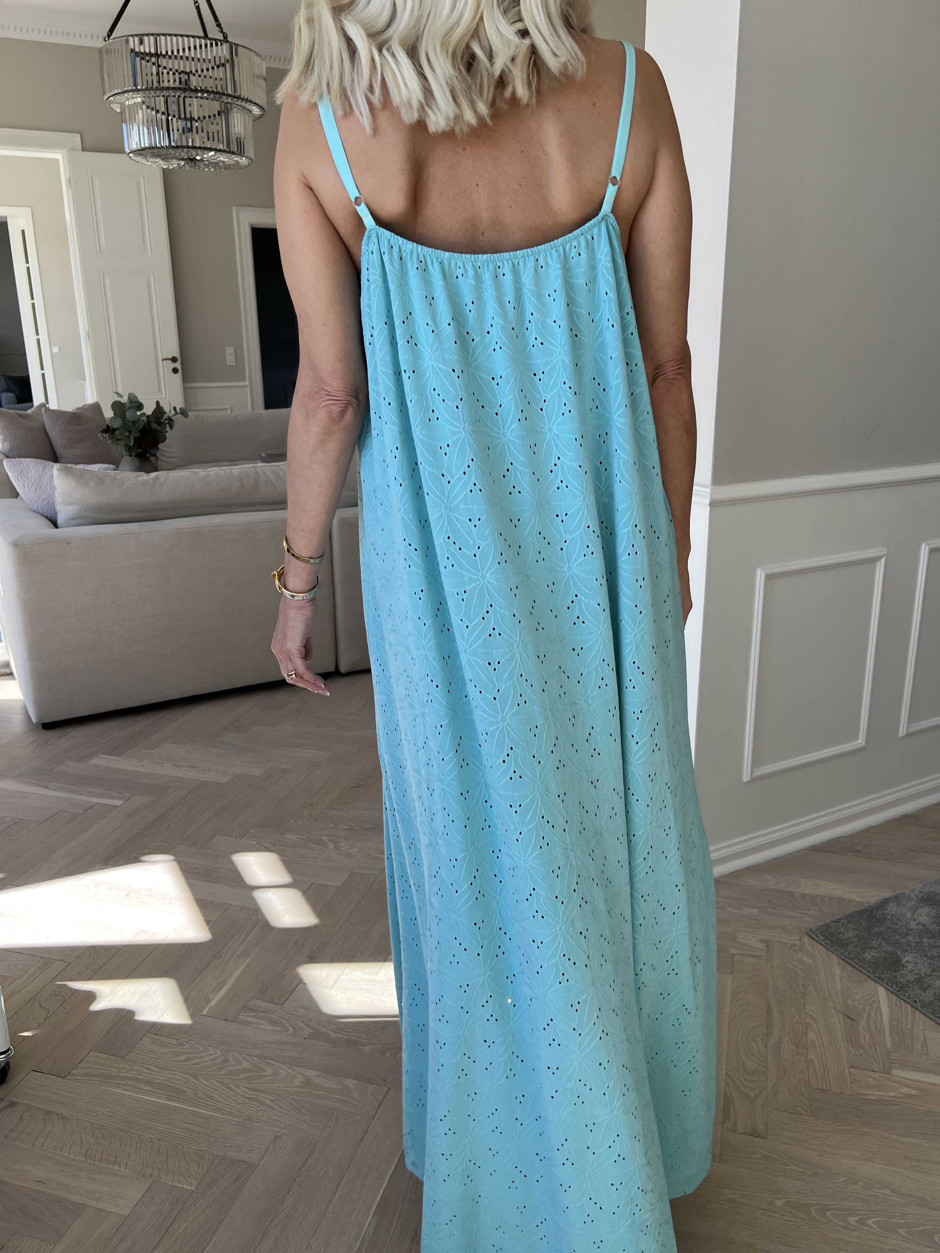 Emilie - Stropkjole i blødt stof med broderie anglaise